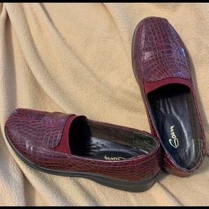 Burgundy/red loafers